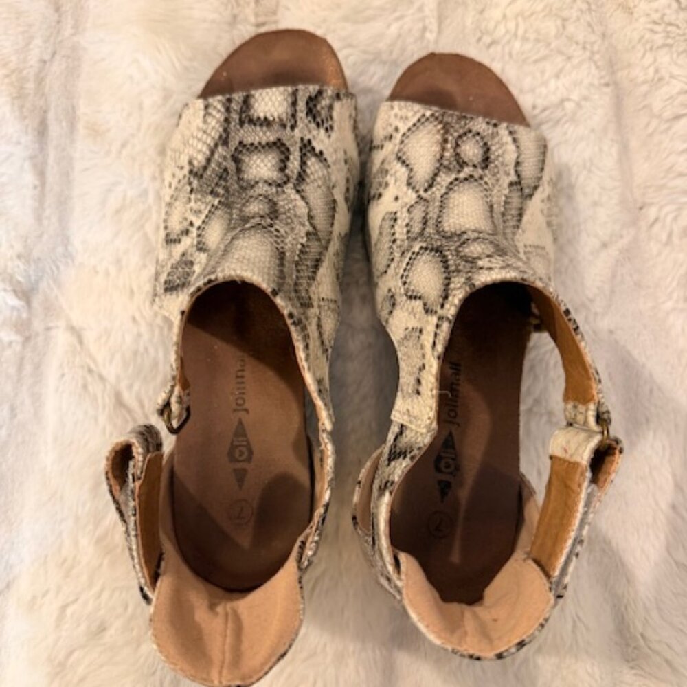 Cute and sexy snakeskin sandals